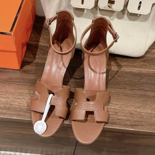 Hermes 爱马仕 蜥蜴纹系列 升级版本出！将经典延续 Hermès 坡跟凉鞋新配色爱马仕的坡跟凉鞋是我见过最简约最耐看最有气质的！！！任何风格都能hold住