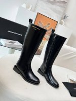 冲量价: Alexander Wang 亚历山大 王 秋冬新品 纽约时装周大王字母靴上新 Ins风格新款推出 使用了大王经典方跟简洁风，讲究线条的设计理念，女王