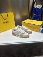 出厂：180 fendi芬迪2024新款板鞋休闲运动鞋 Fd原版购入 一比一复刻 设计师Kim Jones打造的一款运动鞋Fendi Match 和驴牌的Tra