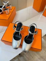 高版本出厂价360 hermèS/爱马仕经典H 粗跟高跟凉鞋 极约复古的设计 浓厚的异域风情 时髦感十足、随便上脚都很有腔调 简简单单的款式随便搭配一下高级感就