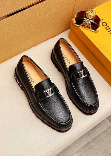 商品商标：Louis Vuitton 路易威登 休闲皮鞋 正码码数: 38-44 45.46订制 商品材料：精选 进口头层荔枝纹牛皮鞋面+奢华五金扣，进口头层牛
