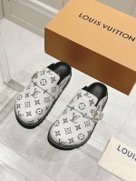 代购级 女码 男 Louis Vuitton Lv 24Ss秋冬 情侣款 勃肯拖鞋 可可爱爱、脚感简直不要太好 侧面Logo扣点睛之笔 简约又高级 露跟设计 即