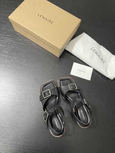 p：340 Lemaire双扣凉鞋 简约方头搭配利落皮带扣设计，摒弃繁杂，尽显极简主义的高级感。随性又不失精致，轻松适配各种时尚造型，踏出都市率性步伐 。 鞋面