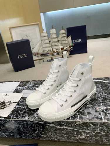 DIORKAWS重磅联名早春新款 新潮百搭 注定是引爆主流的超级单品！鞋面：采用独家定制原版磨砂珍珠闪PVC半透明胶片拼接迪奥品牌专用LOGO面料大底：独家私模