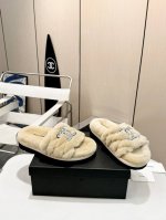 时髦精必备 Chanel香奈儿羊毛拖鞋 家人们，今天必须要给你们分享这双超美的香奈儿毛毛拖鞋！ 它的颜值简直逆天了，毛茸茸的质感，让人一眼就爱上。 穿上它，瞬间