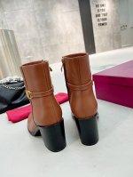 Valentino.华伦天奴秋冬时装女靴：上脚舒适百搭显大长腿， 面料：进口头层牛皮内里垫脚全部真皮，跟高:7厘米粗跟不累脚，不管搭裤子还是裙子都好看 大底:防