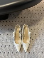 顶级版本 Dior 25Ss经典款尖头猫跟高跟鞋 彰显 Dior 精湛工艺的典范之作。采用黑色牛皮革精心制作。双色 J’Adior 刺绣饰带点缀以扁平蝴蝶结。搭