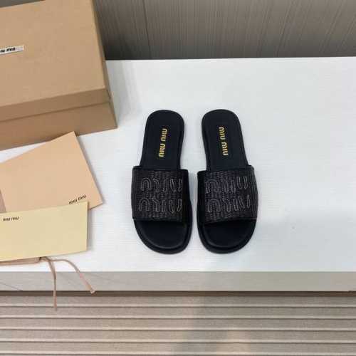 出厂价 Miumiu缪缪2024春夏新款平底拖鞋 Miumiu平底微标凉鞋拖鞋简约大气时髦耐看不过时是时尚圈永不退潮的经典所在，复古的英伦风格，让你穿出不一样的