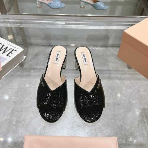 miumiu2025ss春夏新款跟鞋漆皮凉鞋拖鞋顶级版本 Zp开发 原版拆卸 对版菱格纹 秒杀市面普通版本，miumiu真的太少女啦！超级软糯 舒适度超高！ 跟