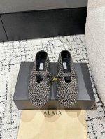 顶级版本ALAIA 阿莱亚 25 春夏 最新 芭蕾舞水钻鞋 彰显独特魅力，就从这双 ALAIA水钻鞋开始。穿上它，让每一步都散发自信与优雅，点亮你的每一个瞬间！