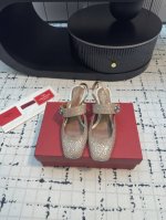 代购级别 Valentin* Garavani Vlogo Locker 24 华伦天奴烫钻玛丽珍鞋 柔软的小牛皮搭配金色旋扣，极简又优雅是最经典的元素，怎样搭