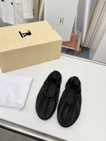 高品质出厂 ！小众潮牌The Row “Canal” 平底松紧奶奶鞋乐福鞋第一眼看到这个鞋子就爱上了，带点复古味随意搭配都好看！各大网红博主都在穿它，整个鞋子非