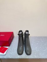 Roger Vivier Fw24 New Arrival 24秋冬新品｜粗跟切尔西裸靴 简约精致、侧拉小方扣点缀，气质华丽！ 小牛漆皮材质，质感超软，脚感舒适