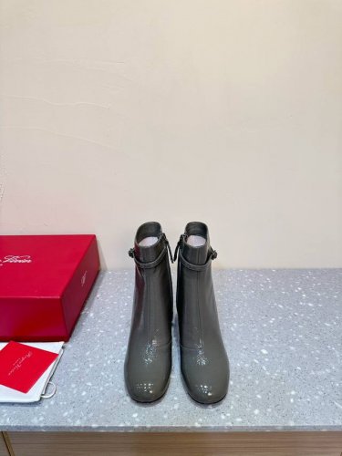 Roger Vivier Fw24 New Arrival 24秋冬新品｜粗跟切尔西裸靴 简约精致、侧拉小方扣点缀，气质华丽！ 小牛漆皮材质，质感超软，脚感舒适