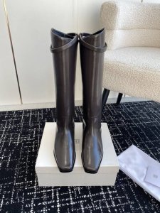 代购级 Toteme 新款 秋冬百搭方头 骑士靴 太完美了，网红潮品，阿水上脚。正品购入打版开发,版型绝美，不挑任何腿型。 绝对是今年最最最佳之作 一定要get