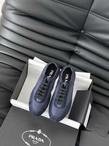 Prada 2025超火的软糯德训鞋 宝子们，2025新款德训鞋杀疯。平底设计，走路不累，逛街运动都适配。超百搭，轻松拿捏时尚感。别等，快冲！Size：35-4