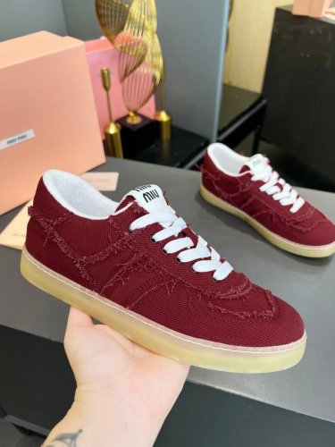 顶级版本 Miumiu 缪缪ss24 New Arrival～最新款｜德训运动鞋 设计像一堆破布头子，缝缝补补又三年的感觉 纯手工制作流苏 这是一款复古做旧流苏