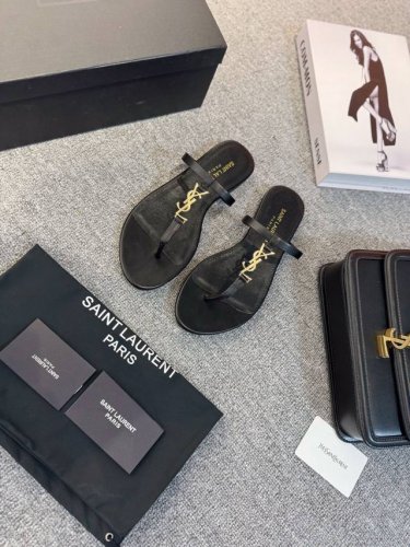 Sa*Nt Laurent 圣*兰y*L小五金扣柜柜最新夹脚凉皮拖鞋。独家高端定制，顶级品质。延续家族经典五金扣设计，简约大气，平底1Cm平底让mm轻松驾驭，特