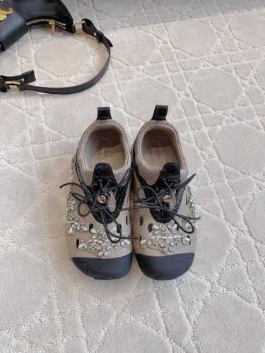 出厂价 Simone Rocha X Crocs 梦幻联名系列洞洞鞋 限定款 上脚真的太美了 重工水钻珍珠点缀 妥妥的公主本命鞋 原版购入开发 顶级品质 尺码3