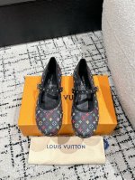 顶级版本 Louis Vuitton Lv路易威登 25 春夏 最新玛丽珍单鞋 简约精致，高级感满满，尽显优雅气质～ 上脚超好看，拉满了夏日美鞋绝绝子啊 鞋面：