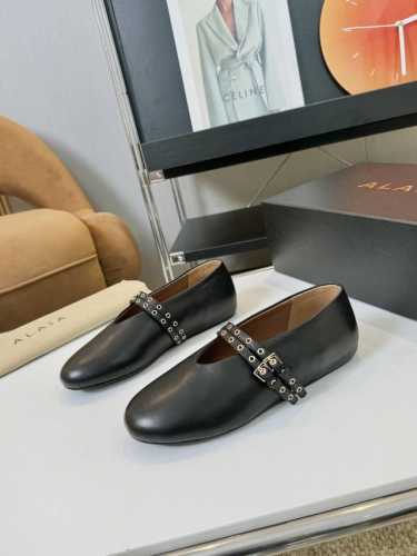 price: 350 品 牌：Alaia 阿莱亚24S新品复古扣带玛丽珍鞋芭蕾舞鞋 走秀款平底芭蕾舞鞋章小蕙同款甜酷芭蕾风，人气超高的一款芭蕾舞鞋，浪漫又迷人舒