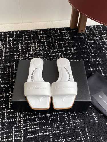 代购级牛仔布330 皮面230 alexanderwang 大王 25Ss 春夏最新款 凉拖鞋 个性御姐风 超有质感 爱了爱了 该款设计简约上脚时尚舒服 夏季不