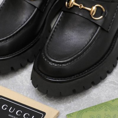 最新爆款 Gucci短靴 乐福鞋，复古链条扣 胖嘟嘟的头型 非常的精 致，细节感满满。厚鞋底能很好的修饰腿型，无敌 鼎瘦又品高，人见人夸～经典款永不过时！年年都
