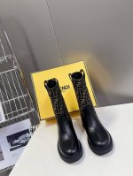 顶级版本fendi 芬迪秋冬走秀主推系列 当季新品秀款靴子 简约的设计 极具辨识度logo小细节老花点缀 高级感满满的，鞋面进口牛皮跟ff拼接 高端大气上档次且