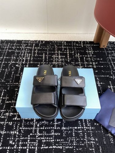 代购级360 prada 25Ss 春夏 新款 牛皮十橡胶底的凉拖鞋 想起了小时候上学同学们穿的魔术贴涼鞋仁 经典设计，永不过时。选鞋子注重美观的同时，舒适是最
