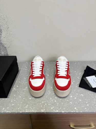 Prada 普拉达 25ss最新Downtown Bold系列 厚底 三角标 休闲 小白鞋运动风设计搭配精致细节。采用穿孔皮革打造，个性的厚底呈现别具一格的现代