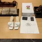 奶茶风系列 顶级包装配套最高版本 PRADA 2024普拉达春季 最新小低跟玫瑰花饰方头凉鞋。玫瑰花矮跟方头凉 春夏新品， 顶级版本 实力来袭！“原版超软牛漆皮