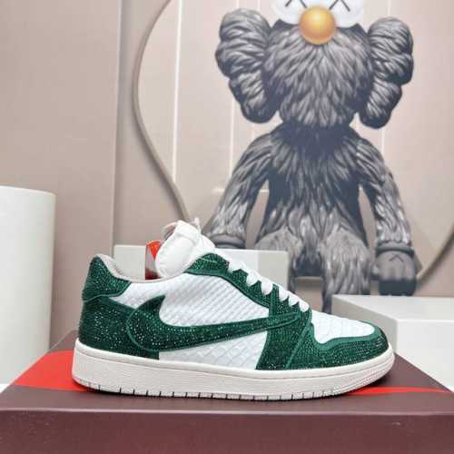 出厂:情侣 独家顶级版本 Air Jordan耐克联名25vs春夏最新王炸爆款系列 情侣烫钻拼色休闲鞋 唯独一款牛皮拼色的高帮鞋，耐克乔一情侣毛鞋让鞋迷大开眼界