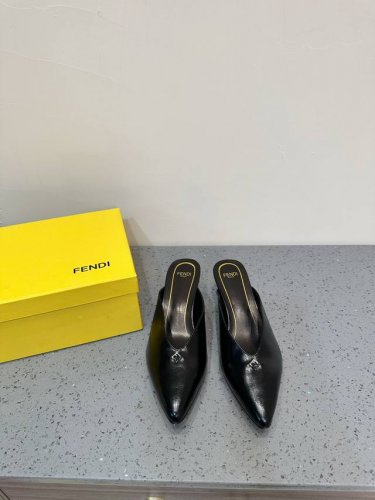 Fendi芬迪 24Ss 新款ff金扣镂空细跟高跟拖鞋 带ff Baguette装饰性搭扣。奶油白色皮革材质。边缘饰有雕刻。金色饰面金属件 超级好看 非常轻便