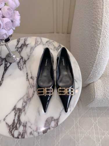 出厂价400 Balenciag*经典款平底单鞋 小尖头设计拉长腿部线条 经典双B扣装饰大气又耐看 鞋面牛皮 内里垫脚羊皮 意大利真皮大底 尺码35-39（34