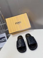 顶级原版货 Fendi芬迪平底拖鞋，鞋面棕色原版牛皮+F家经典压花脚床和包边、内里均为面皮原版牛皮，市面唯一一家正品做法，市面上的一般都是超纤不是皮，因为全部用