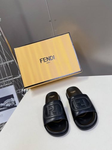 顶级原版货 Fendi芬迪平底拖鞋，鞋面棕色原版牛皮+F家经典压花脚床和包边、内里均为面皮原版牛皮，市面唯一一家正品做法，市面上的一般都是超纤不是皮，因为全部用
