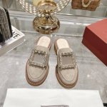 出厂 Roger Vivier 』24年新款经典铜扣和钻扣拖鞋 购入原版1:1打造复刻，复制出与原版无差别的对比 自带增高拉腿效果绝了 搭配钻扣 方扣一眼就被惊