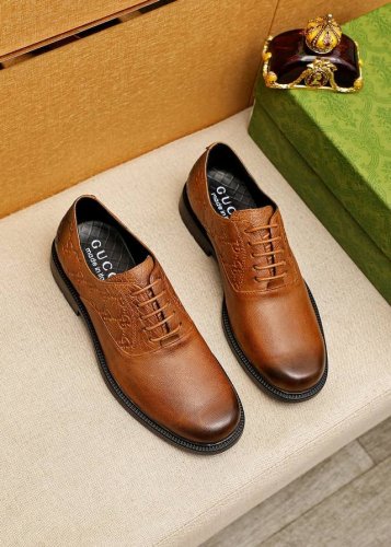 商品商标：Gucci 古驰 商务皮鞋 正码码数: 38-44 45订制 商品材料：精选 进口头层小牛皮鞋面，进口牛皮内里。强烈立体视觉效果，橡胶大底 颜 色：2