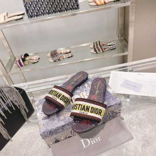 出厂： Dior春夏新款CD迪奥女士老花刺绣皮底拖鞋克里斯丁迪奥一直是华丽与高雅的代名词，在时尚殿堂一直是雄踞顶端特別值得一提的是：鞋底绣花图案，再現Chrst