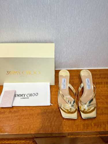 冲量价 Jimmy Choo 吉米周 是一个非常全面之尊贵时尚生活品牌， 香港,美国等大时尚博主及明星的同款表带女士高跟，中跟，平跟后空凉鞋系列。 澳大利亚尖头