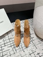 Isabel Marant Aw 秋冬经典复古短靴 西部风裸靴主宰 24Ss秀场，牛仔靴无疑是历久弥新的其一鞋款，而秋冬系列靴履则是超脱经典的出色之作 各大in