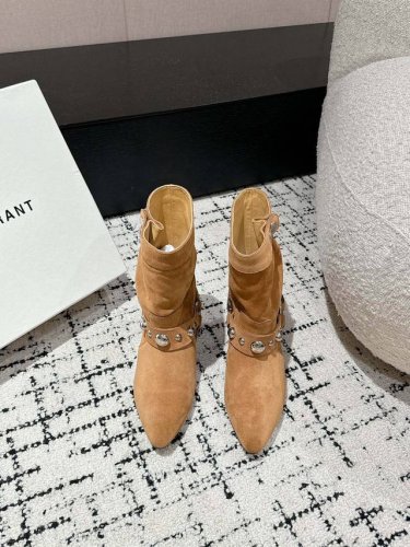 Isabel Marant Aw 秋冬经典复古短靴 西部风裸靴主宰 24Ss秀场，牛仔靴无疑是历久弥新的其一鞋款，而秋冬系列靴履则是超脱经典的出色之作 各大in