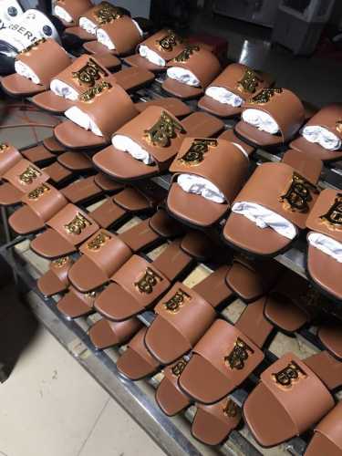 新品上架Burberry 巴宝莉平底拖鞋渠道货 硫化一脚蹬巴宝莉拖鞋必须专柜一致！鞋面采用巴宝莉牛皮，羊皮内里及垫脚，原版开模扣子，极致柔软的皮革材质与双足曲线