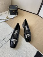 Jimmy Choo 小羊皮单鞋上新 超赞周仰杰24春夏系列 重逢惊艳 优雅邂逅 碰撞之美 时尚国外博主同款街拍推荐 造型大胆别致满分街拍 小羊皮鞋面 搭配真皮