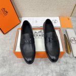 h家 Herme* 爱马-仕 新品paris乐福鞋皮鞋 官方售价rmb ,800 采用进口牛皮 开边珠亮皮 粒面牛皮 手掌纹牛皮 打造 搭配经典复古金属h Lo