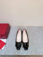 Roger Vivier Rv 24Ss 新款 云纹贝母玳瑁方扣单鞋 始创于1965年，Roger Vivier是品牌代表作，以其特别的饰扣和skyscrape