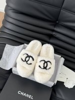 Chanel 24B新款毛毛拖鞋！ 这款毛拖真的是真太可爱了～ 柔软蓬松的毛毛，舒服暖脚 增高显腿长 秋冬搭配袜子休闲又慵懒 上脚真的好看又时髦 进口羊毛，手感