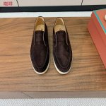 Loro Piana 高帮乐福鞋。意大利顶级羊绒复古优雅低调奢华。时尚性与皮料实用性同样兼具依然全网最高品质。鞋面羊京丝质柔滑。手工缝线，水染皮里。原版大底。配
