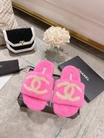 Chane*小香24Ss新款羊毛拖鞋頂级品质纯皮毛一体羔羊毛打造！米超温暖的感觉，穿上仿佛踩在云朵上，精致高级！让这双毛拖身价陡增！鞋底是原版开模的防滑橡胶大底