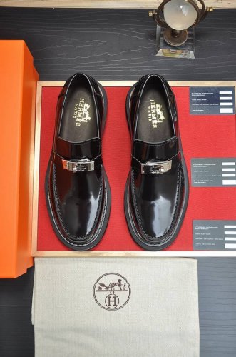 出厂价 爱马仕 Hermes 高端牛里 新款 Hermes 顶级版本 经典休闲皮鞋！选用进口原版牛皮，内里头层舒适牛皮内里！原版耐磨橡胶发泡大底！高品质精品！码